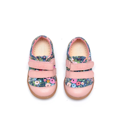 Widok z góry na granatowe buty w róże Navy Roses z widocznym wnętrzem i skórzaną wkładką.