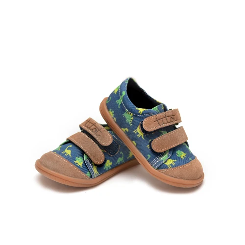 Para dziecięcych tenisówek Navy Dino w zielone dinozaury ustawiona pod kątem na białym tle.