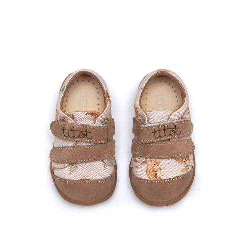 Widok z góry na parę dziecięcych tenisówek TITOT z wzorem leśnych zwierzątek Forest Friends.