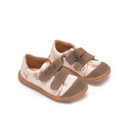 Dziecięce trampki Forest Friends z motywem lisków i sarenki, ustawione pod kątem na białym tle.