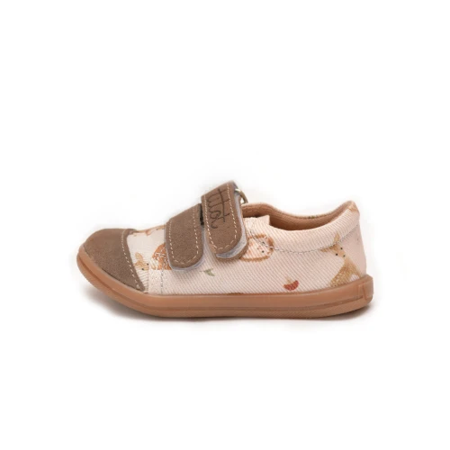 Profil boczny buta dziecięcego TITOT Forest Friends ukazujący wzór w leśne zwierzęta oraz brązową podeszwę.