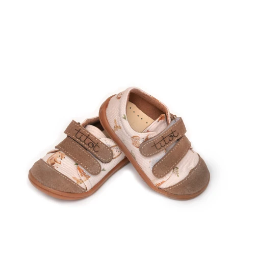 Stylowa para butów dziecięcych marki TITOT z kolekcji Forest Friends z brązowymi skórzanymi noskami i rzepami.