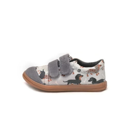 Profil dziecięcego trampka TITOT wzór Furry Doggy w kolorowe jamniki na amarantowym tle.