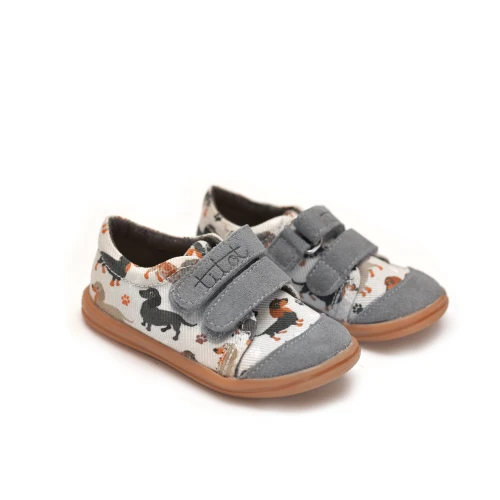 Para dziecięcych kapci TITOT Furry Doggy z bliska, widoczne szare rzepy i wzór w pieski.