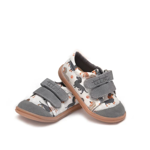 Widok z tyłu na pięty dziecięcych butów TITOT Furry Doggy z motywem jamników.