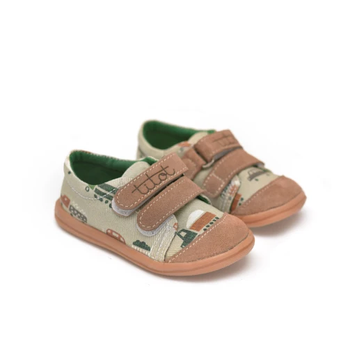 trampki dziecięce wzór Brown Car, z motywem kolorowych autek, na zielonym tle.