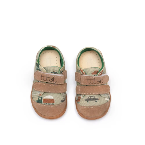Para trampków dziecięcych Brown Car, z motywem kolorowych autek, jeden z widoczną brązową podeszwą.