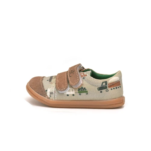 Profil boczny pojedynczego trampka dziecięcego Brown Car, z motywem kolorowych autek i brązowymi rzepami.