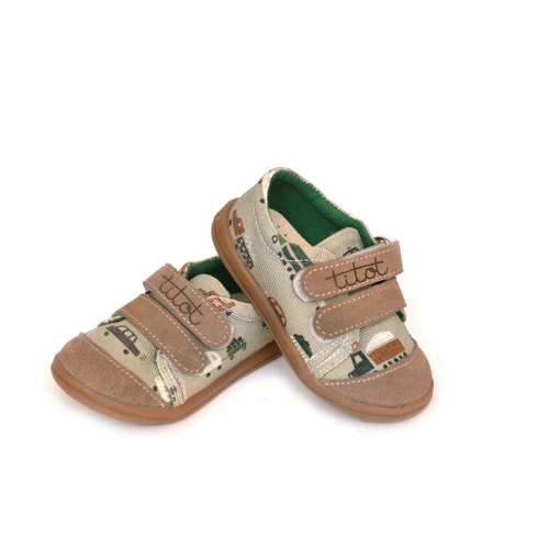 Para trampków dziecięcych Brown Car, z motywem kolorowych autek, ustawiona pod kątem na białym tle.