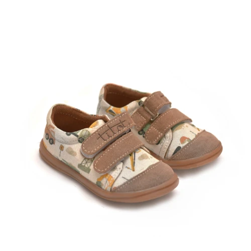 Para dziecięcych tenisówek City Builders w maszyny budowlane ustawiona pod kątem na białym tle.