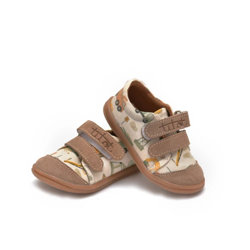 Dziecięce trampki City Builders we wzór placu budowy, para butów na białym tle.