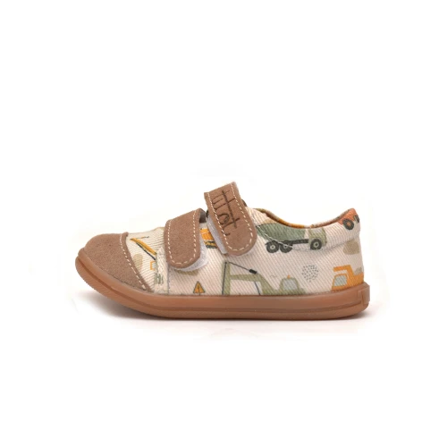 Profil boczny buta dziecięcego City Builders ukazujący wzór w koparki oraz brązowe skórzane detale.