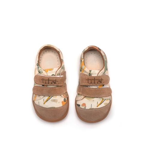 Widok z góry na parę butów City Builders z widocznym wzorem maszyn budowlanych i skórzaną wkładką.