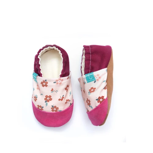 kapcie dziecięce Pink Cornflowers, widok z boku, widoczny wzór w kwiaty oraz fuksjowy nosek i ciemnoróżowa piętka