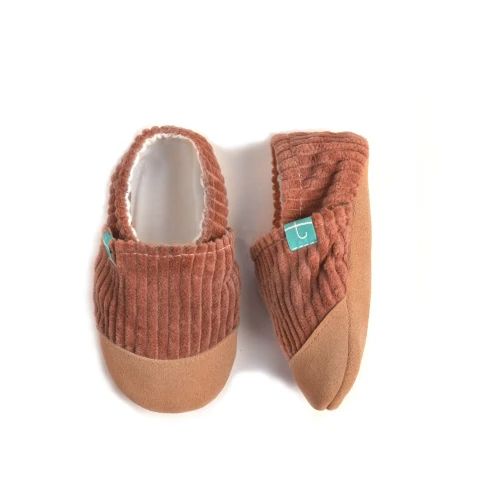 TITOT_kapcie_cuddly-carmel_produktowe_202504_01.jpg