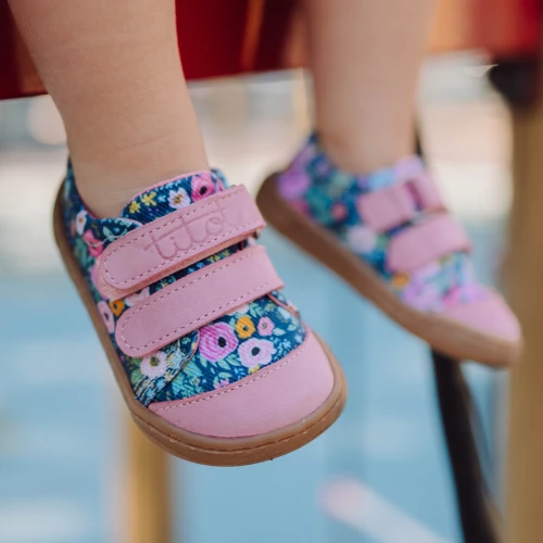 Kapcie Barefoot Navy Roses – róże na granatowym tle | na kauczukowej podeszwie